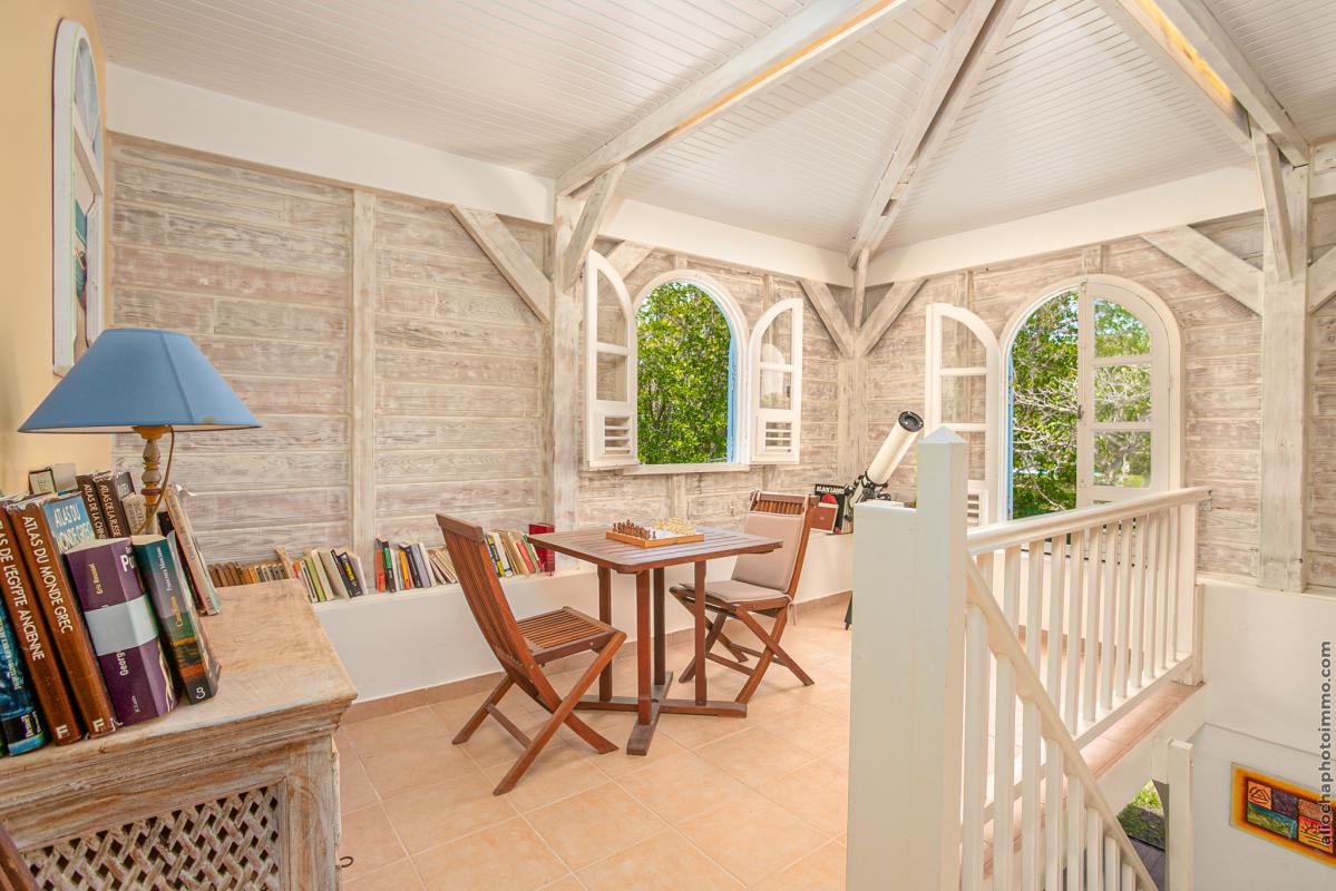 29 Location-villa-Martinique_ chambre salon chaises 2